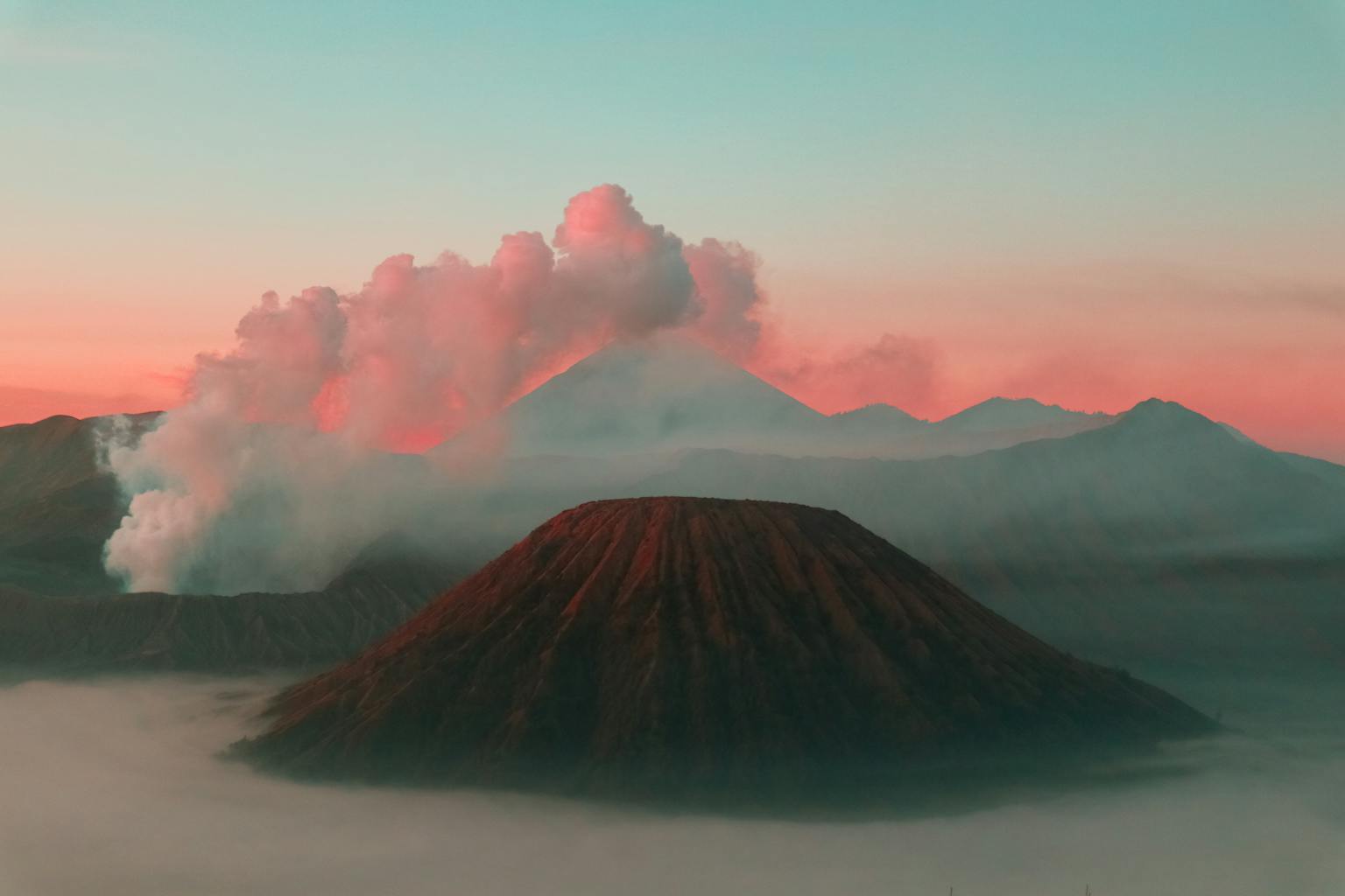 Arti Mimpi Melihat Gunung Meletus dalam Primbon Tradisional