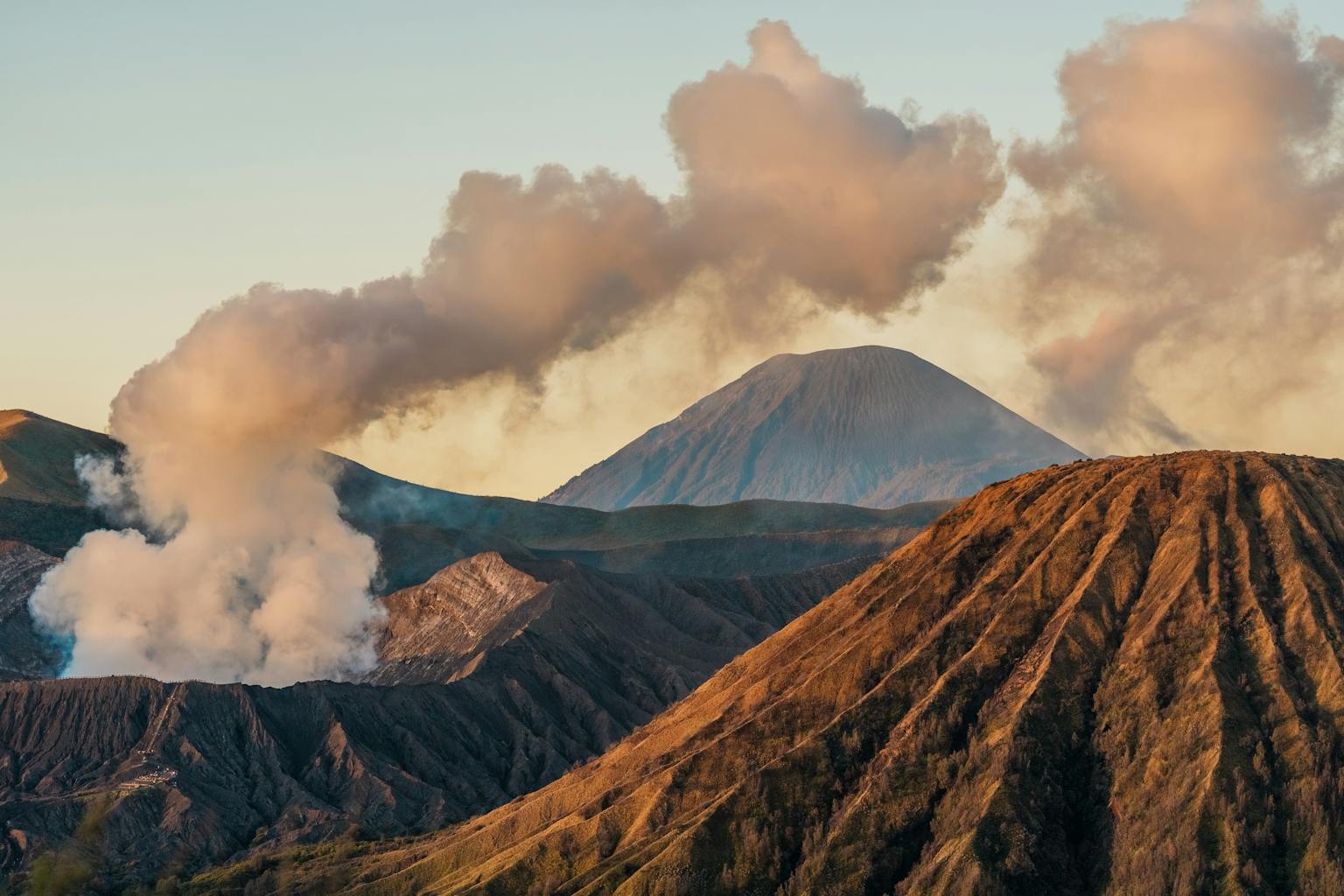 Upacara Adat Kasada Suku Tengger di Gunung Bromo