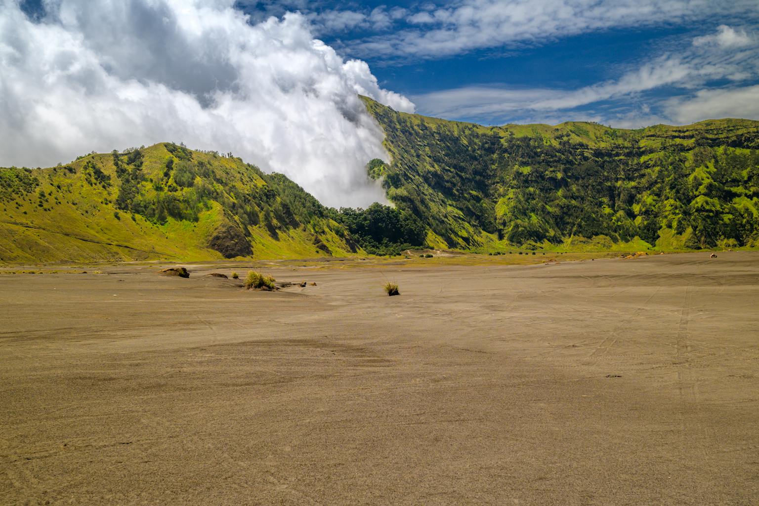 Upacara Adat Kasada Suku Tengger di Gunung Bromo