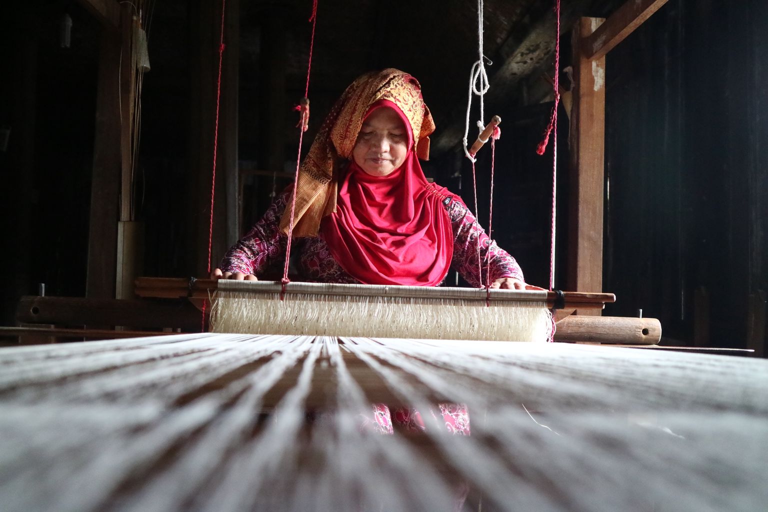Seni Tenun Ikat Flores dan Keindahan Warisan Nusantara