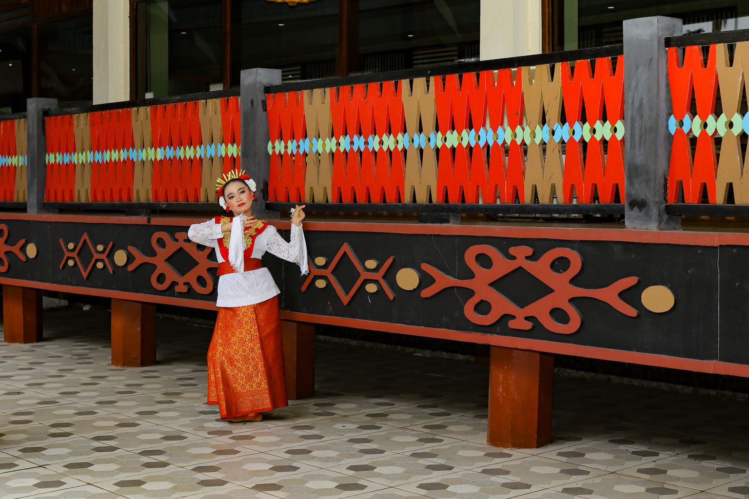 Seni Tenun Ikat Flores dan Keindahan Warisan Nusantara
