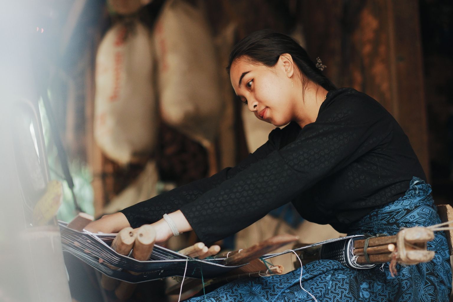 Seni Tenun Ikat Flores dan Keindahan Warisan Nusantara