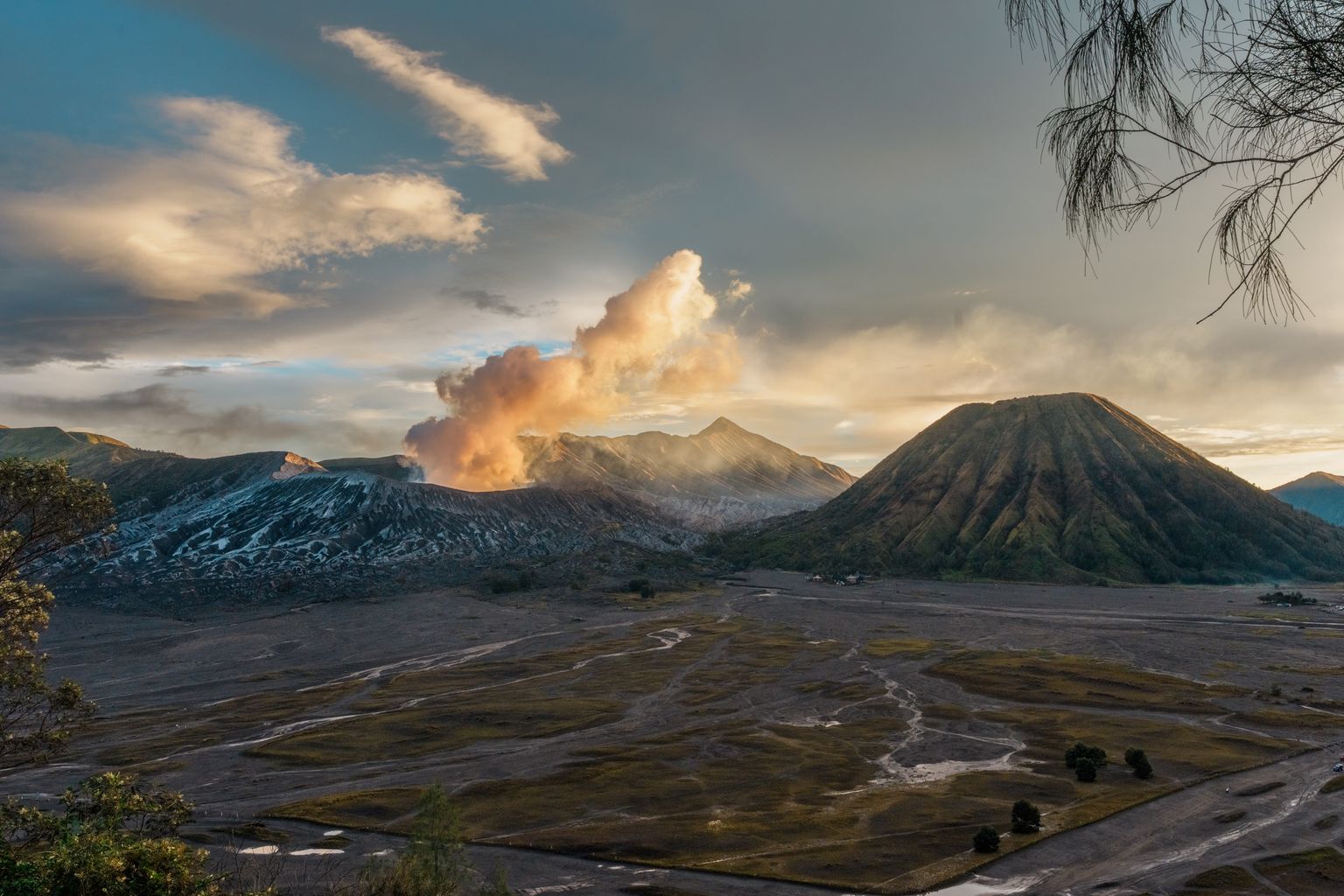 Upacara Adat Kasada Suku Tengger di Gunung Bromo